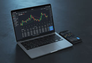 Histórico de negociações e desempenho de fundos exibidos no painel de monitoramento de atividades