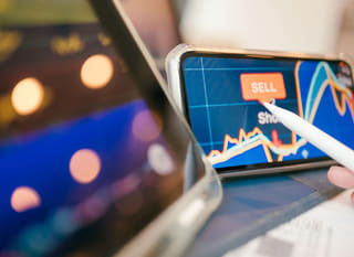 Operador multi-mercado analisando alternativas em Bitcoin, Ethereum e forex