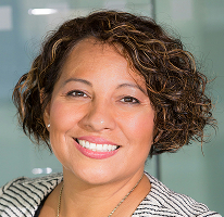 Claire Ashford, responsável de conformidade em uma empresa financeira, retrato